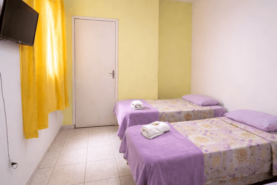 Quarto camas roxas cortina (1)