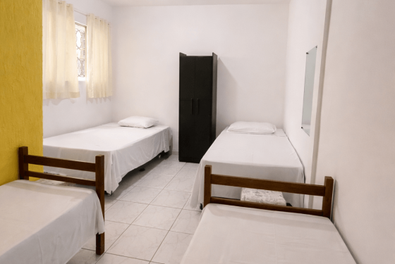 Quarto camas solteiro amarelo (2)