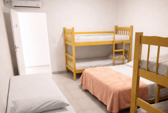 Quarto casal camas rosa ar condicionado